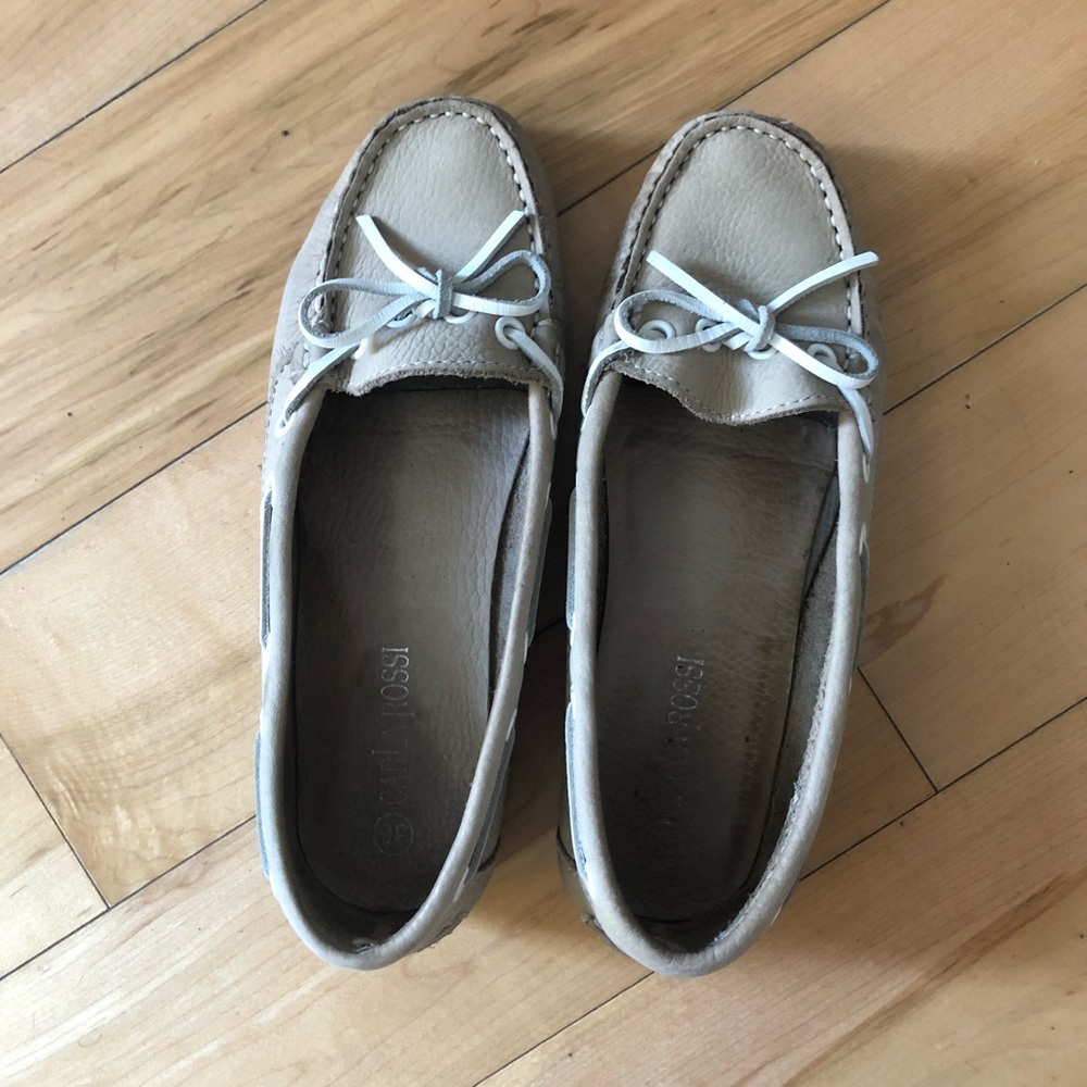 Beige/tan boat shoes